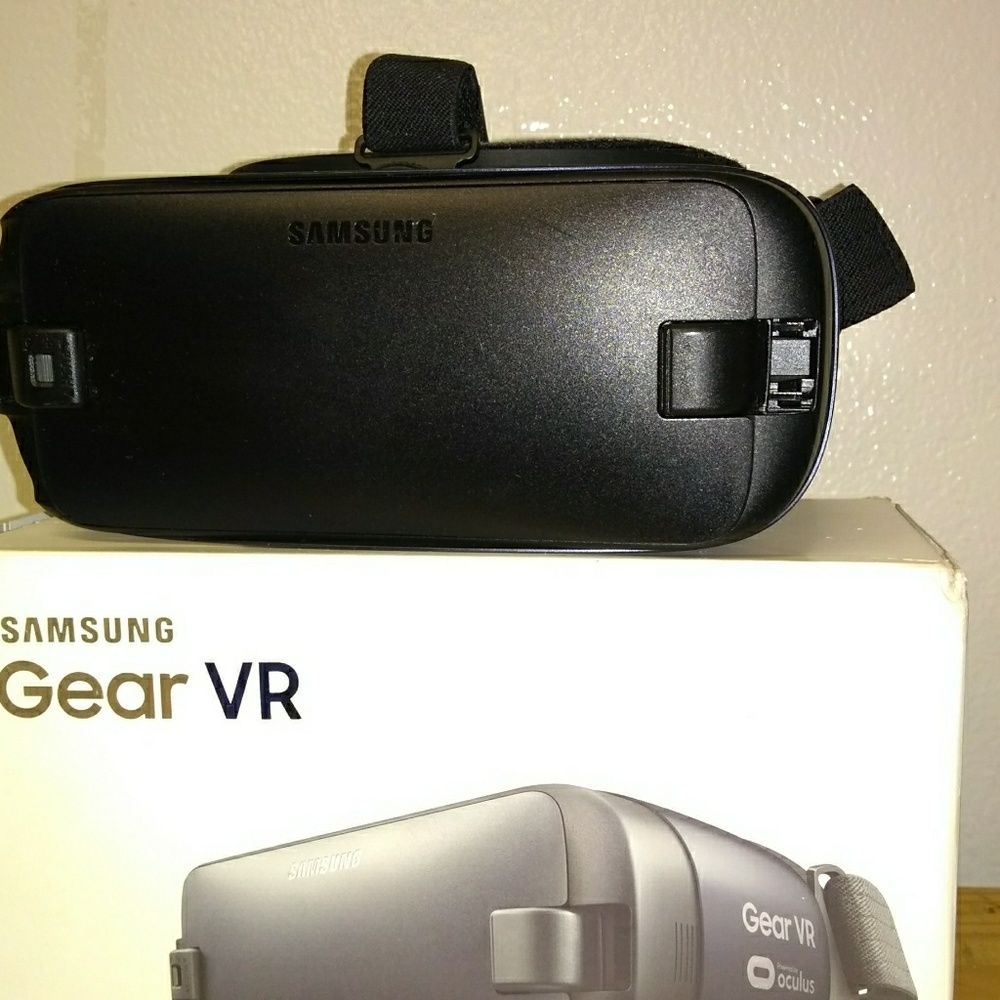 SAMSUNG VR GEAR HEADSET  By: OCULUS